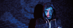 Personne avec code binaire bleu. Piratage informatique