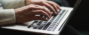 mains sur clavier. Outil de diagnostic aux menaces cyber